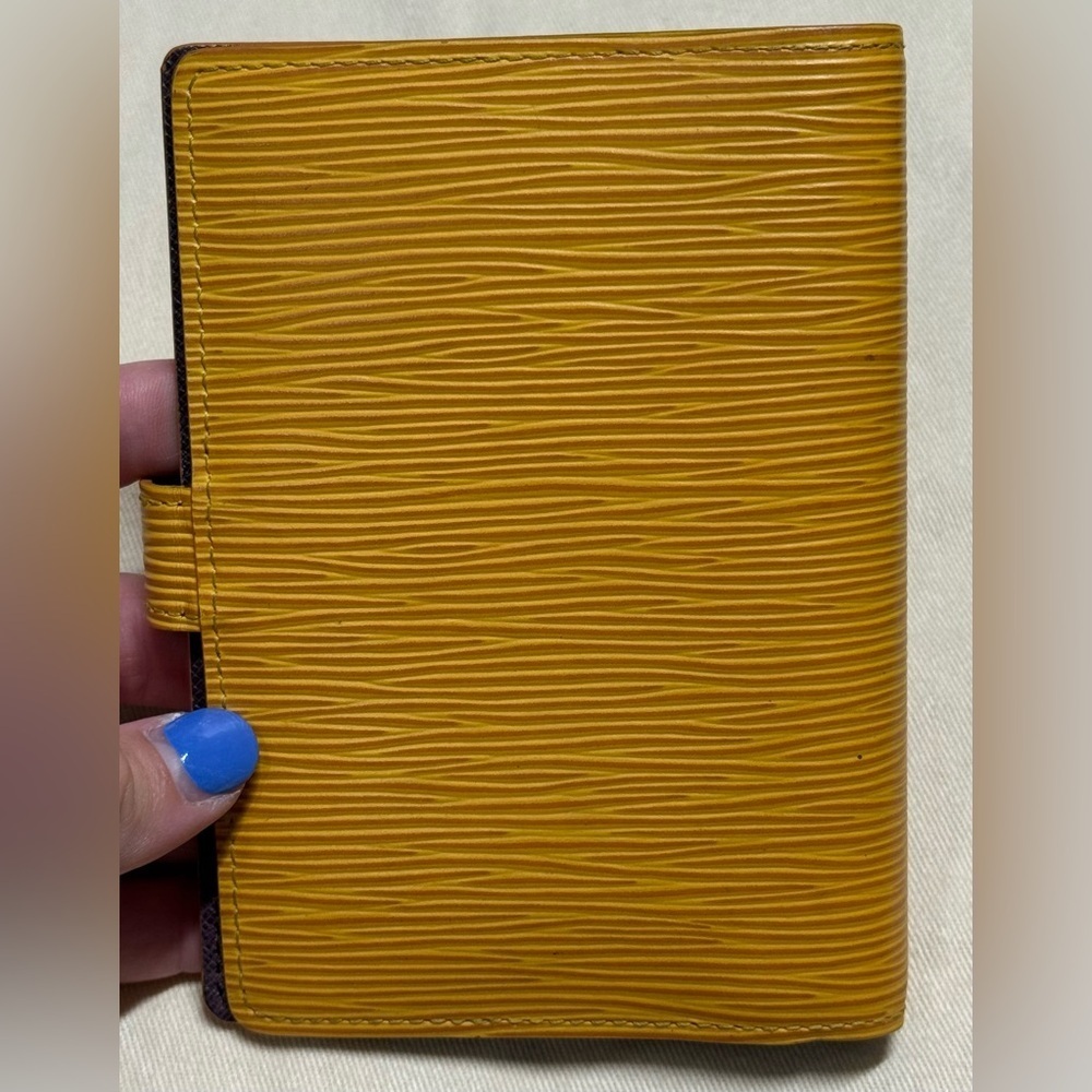 Louis Vuitton small (PM) ring agenda cover in yellow Epi leather - Picture 2 of 12